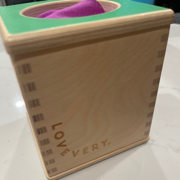 🎉🌈 Lovevery Magic Tissue Box – 6 Cloths Included! - Picture 3 of 4